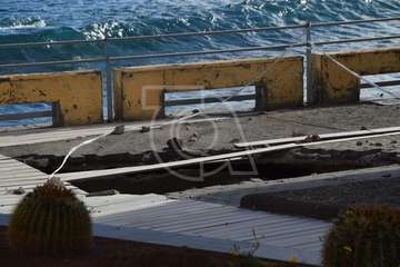 Socavón peligroso en el extremo sur de la avenida marítima de Salinetas (Foto TA)